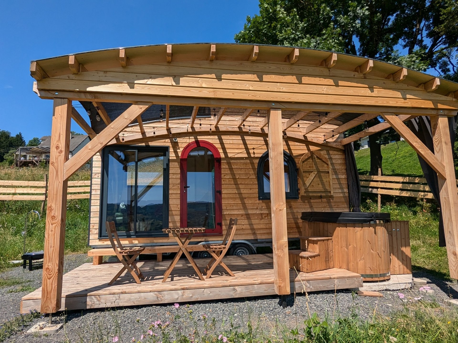 Tiny House Hobbit – французская версия сказочного убежища, вдохновленная Толкиным. Tiny House Hobbit – французская версия сказочного убежища, вдохновленная Толкиным.