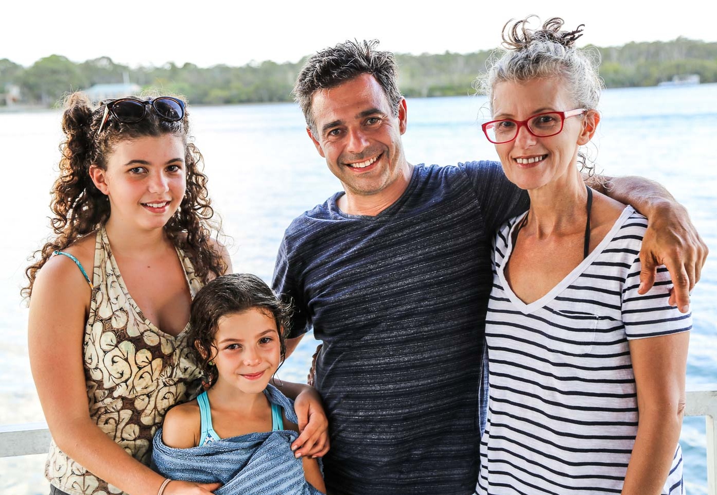 Семья Угарте с удовольствием наслаждается отдыхом на воде. | Фото: livingbiginatinyhouse.com.