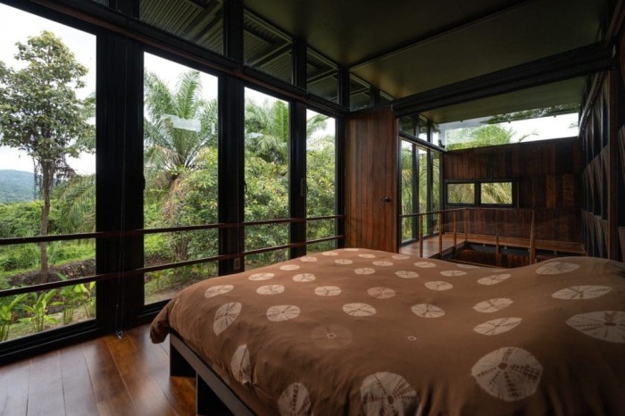 Спальня находится на втором этаже (Wood and Mountain Cabin, Таиланд). | Фото: designboom.com.