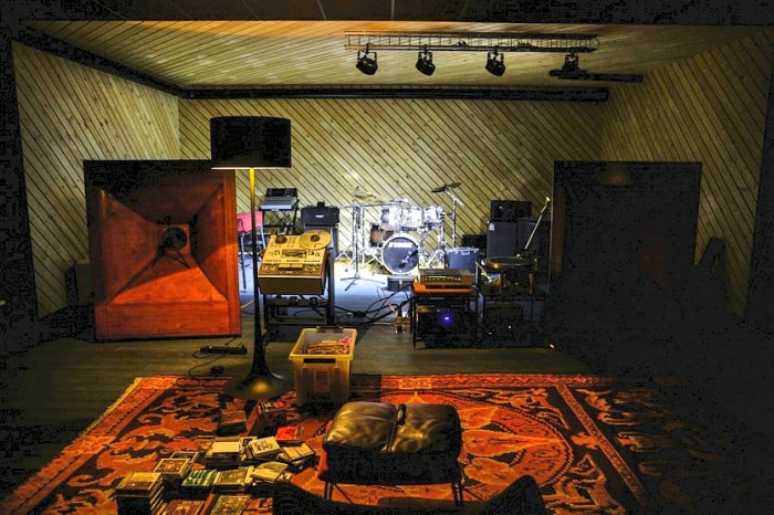 Музыкальный зал – любимое место «перезагрузки» креативного архитектора Юрия Куликова. | Фото: © Ростислав Нетисов.