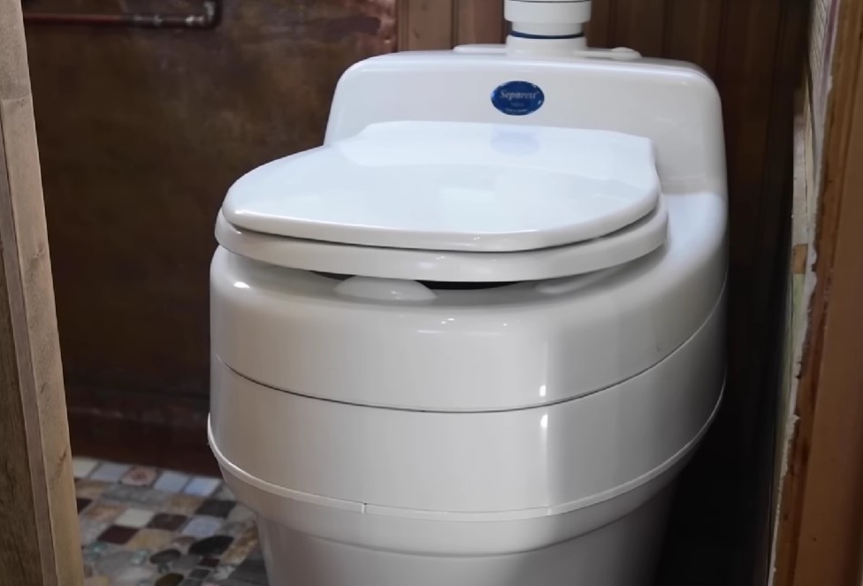 Биотуалет делает жизнь в автобусе более комфортной. | Фото: harvesthosts.com.