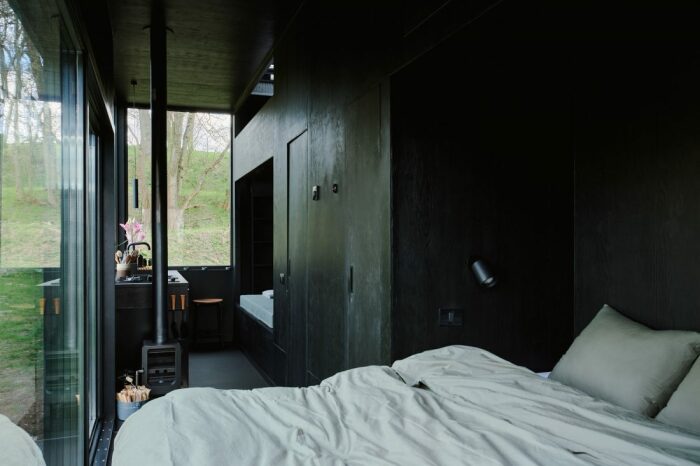 В лесном эко-домике нашлось место для двуспальной кровати огромных размеров (Raus Cabin, Германия). | Фото: sigurdlarsen.com.