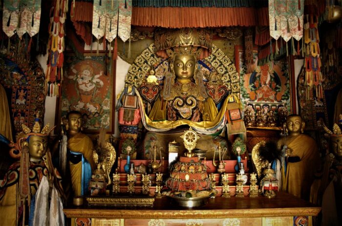 Сотни статуй Будды украшают сохранившиеся храмы, которые выступают в роли музея (Erdene Zuu Hyid, Монголия). | Фото: retireediary.wordpress.com.