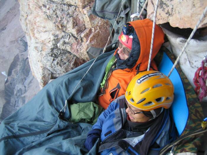 Если планируется однодневная экспедиция, то подойдет и такой Portaledge, в котором могут вздремнуть двое альпинистов (только сидя). | Фото: vepoqinfidal.livejournal.com.