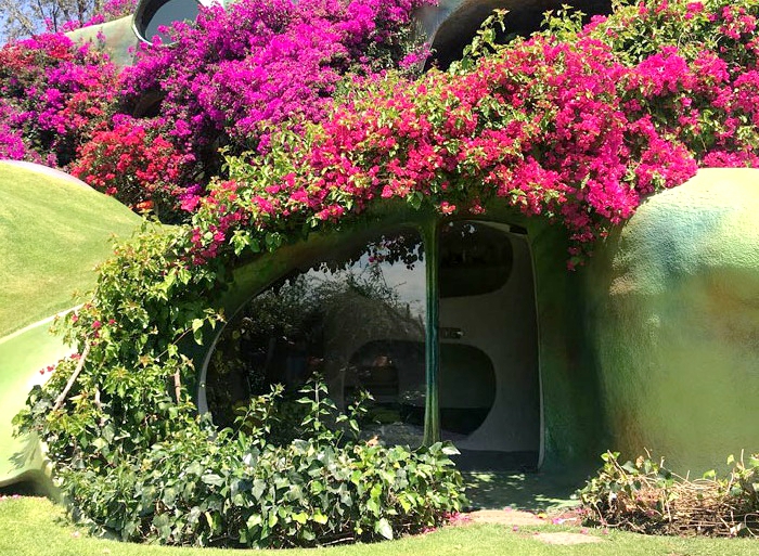 Из каждой зоны подземного дома есть выход на зеленую лужайку (Organic House, Мексика). | Фото: arscasa.com.