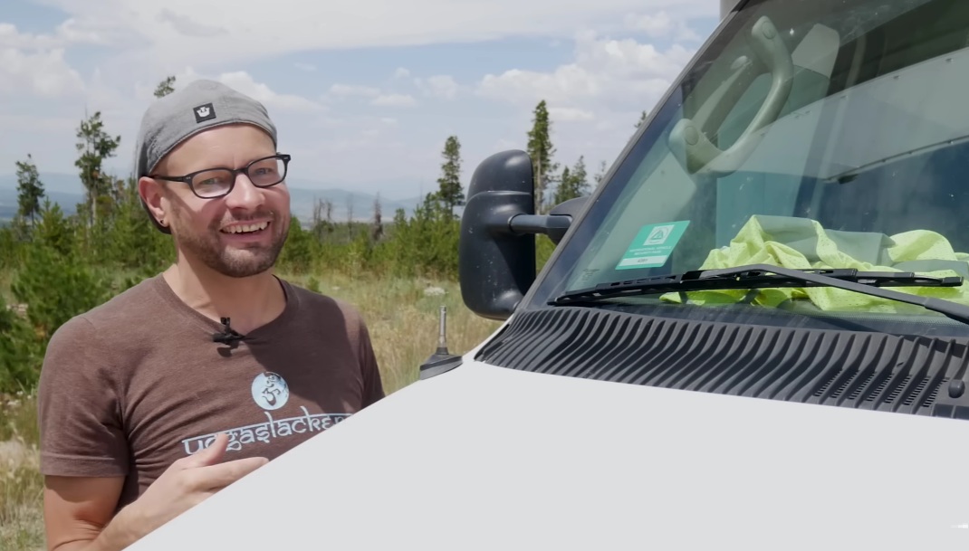 Для конспирации на приборной панели лежит строительный жилет. Для конспирации на приборной панели лежит строительный жилет.