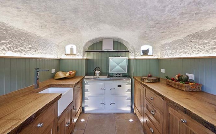 «Пещерная» кухня оборудована всем необходимым для приготовления любимых блюд (Rockhouse Retreat, графство Вустершир). | Фото: mediadrumworld.com.