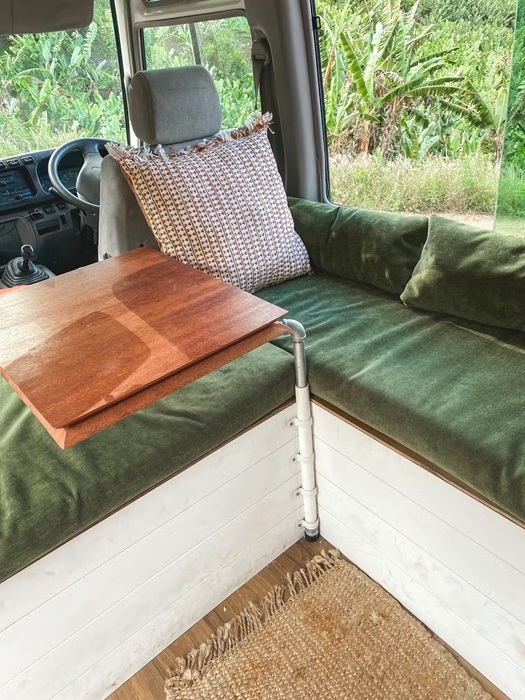 Зона гостиной в преобразованном автобусе. Зона гостиной в преобразованном автобусе.