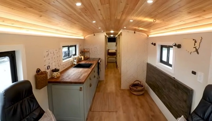 Зона кухни в преображенном автобусе. Зона кухни в преображенном автобусе.