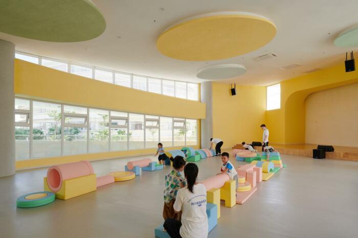В экспериментальном кампусе выделено место под организацию дошкольного учреждения, рассчитанного на 450 детишек (Jiangdong Huandao Experimental School, Китай). | Фото: hypebeast.com.