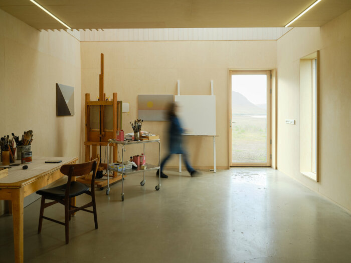 Мастерская художника расположена на первом этаже (Студия художника Хлодуберга, Исландия). | Фото: archdaily.com.