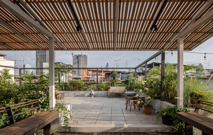 На крыше основного здания организован сад с зонами отдыха под деревянной перголой (Tamni Hostel, Бангкок). | Фото: dsignsomething.com.