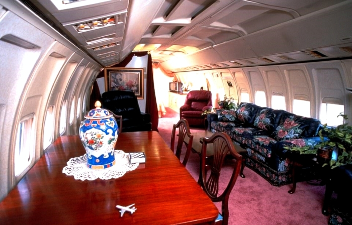 Интерьер гостиной-столовой, где хозяйка может почувствовать себя приветливой стюардессой (Боливар, США). | Фото: hotworldreport.com.