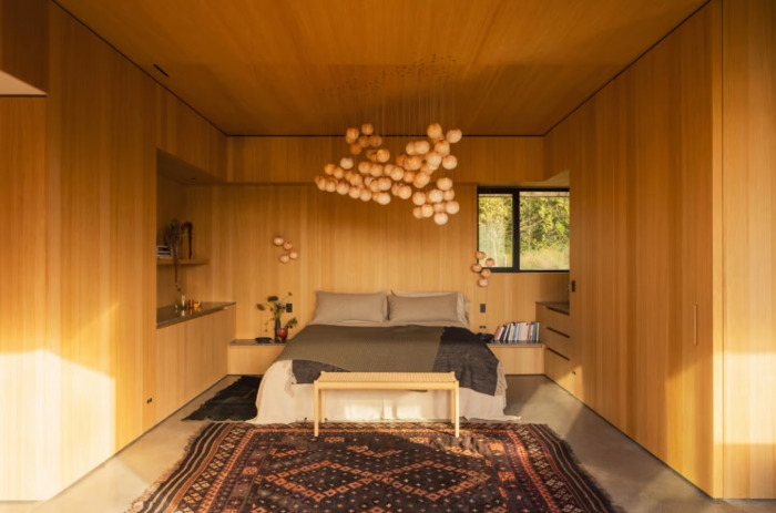 Одна из спальных комнат на втором уровне дома «75.9». | Фото: worldarchitecture.org.