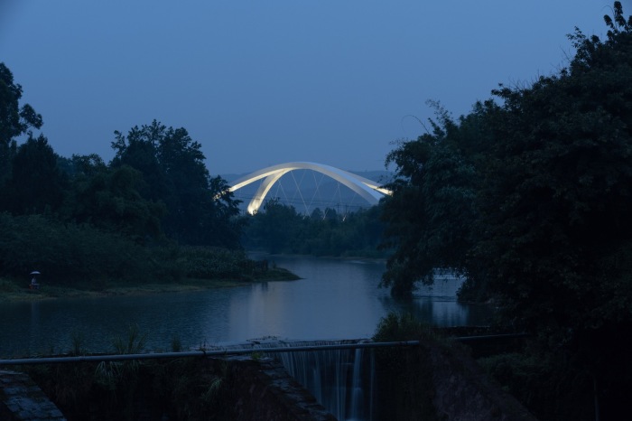 Подсветка выгодно подчеркивает изысканные формы моста (West Line Road Chengdu, Китай). | Фото: globaldesignnews.com.