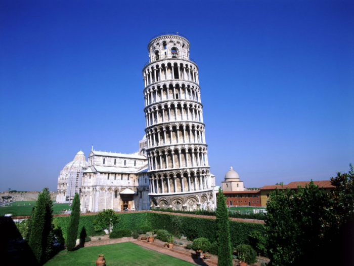 Место, на котором построена башня, имеет очень мягкую илистую почву, из-за которой южный угол башни проседает (Пизанская башня, Италия). |  Фото: excursiana.com.