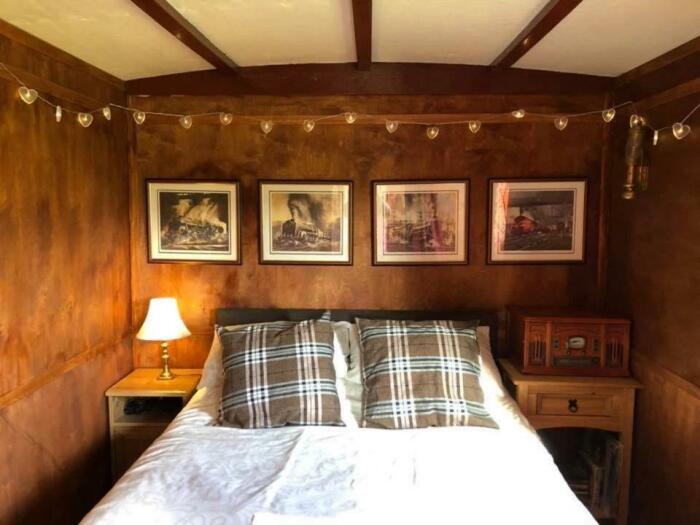 В отельном номере, стилизованном под ретро-вагон, есть изолированная спальня («Flying Yorkshireman», Харрогейт). | Фото: nastroy.net.