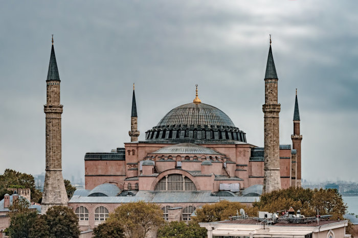 После захвата Константинополя османами Софийский собор начали превращать в мечеть с минаретами (Стамбул, Турция). | Фото: landscrona.ru.