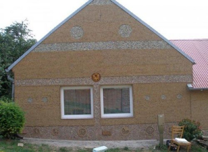 Винными пробками можно утеплить фасад целого дома.