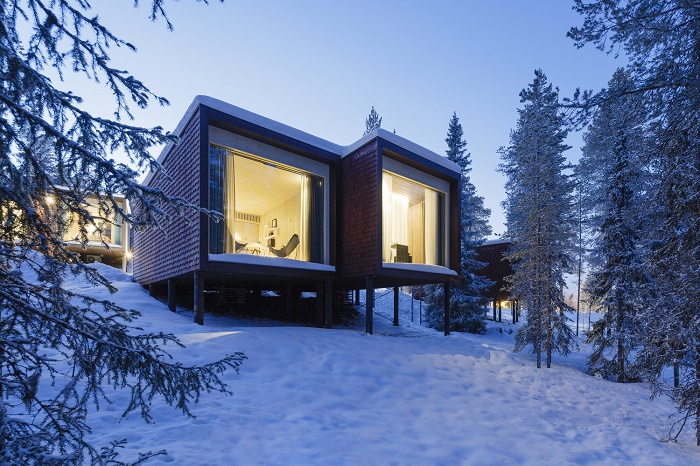 Деревянные домики на дереве станут идеальным местом для отдыха в суровых арктических условиях (Arctic TreeHouse, Финляндия). | Фото: mrandmrssmith.com.