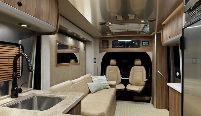 Кабина 2021 Atlas Touring Coach оснащена капитанскими креслами, которые могут поворачиваться на 360 градусов. | Фото: mymodernmet.com.