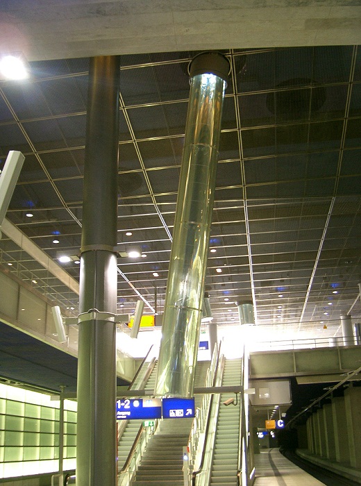 «Солнечные колодцы» установлены на станциях метро в Берлине.