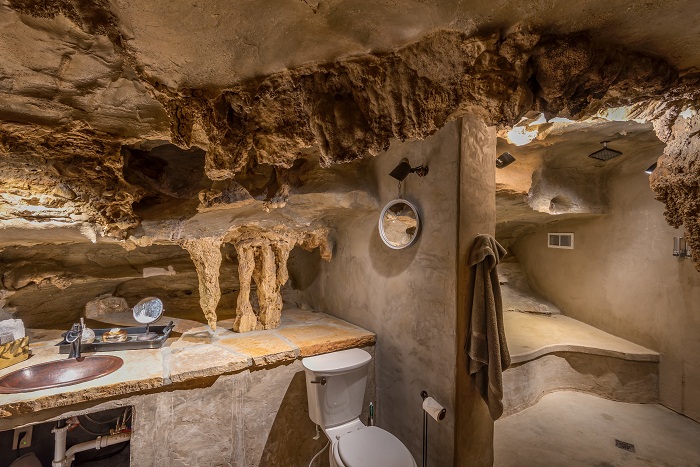 Интерьер ванной комнаты очень тонко переплетается с натуральными очертаниями камня.