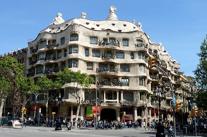 Невероятной формы жилой дом, созданный Антонио Гауди в Барселоне (Casa Milа).