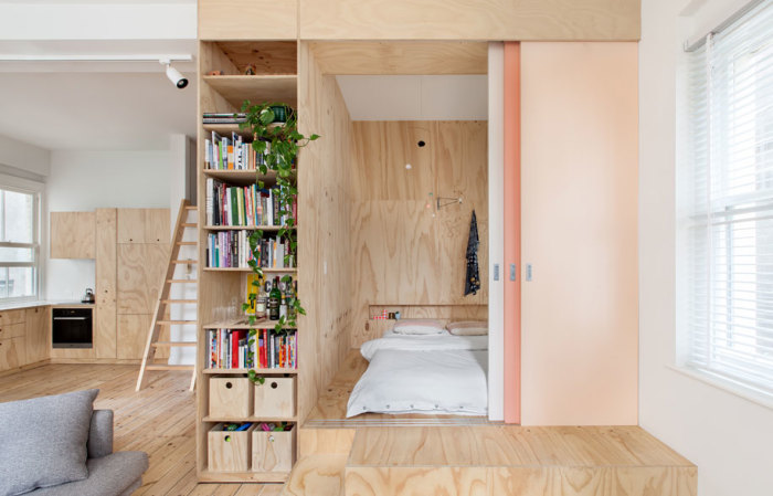 Родительскую спальню создали из фанерных листов, установив модульную конструкцию на подиум. | Фото: habitusliving.com. 