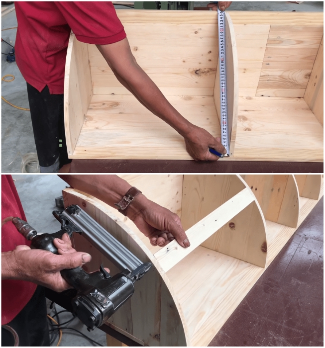 Процесс установки перпендикулярной планки в нижней части углового шкафа. | Фото: youtube.com/ © Woodworking Tools.