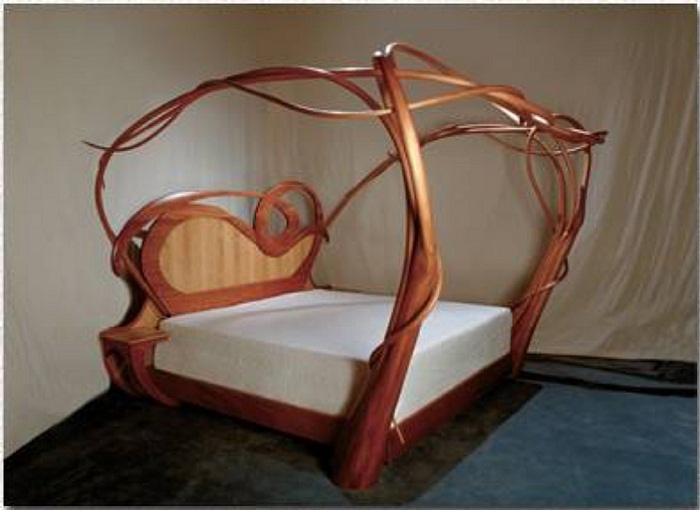 Кровать, оформленная большущими ветками дерева.