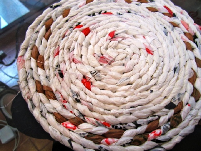Каждый ряд спирали нужно сшить, контролируя натяжение нити. | Фото: fairy-hobby.ru.
