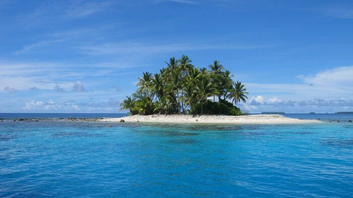 А на такие острова можно попасть лишь по воде (Тувалу).