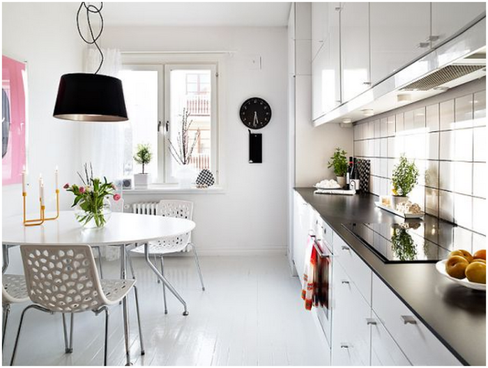 Столешницы контрастного цвета станут украшением кухни, оформленной в белых тонах. | Фото: dizajngid.ru.