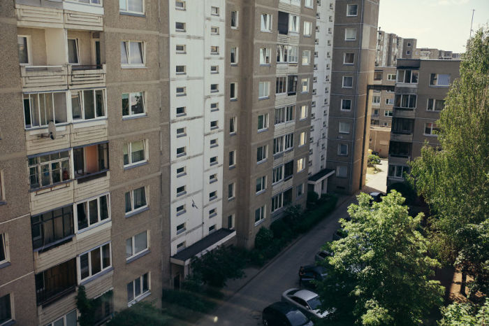Дом, в котором обустроили «идеальную советскую квартиру», попал в кадры сериала «Чернобыль» (Вильнюс). | Фото: boredpanda.com.