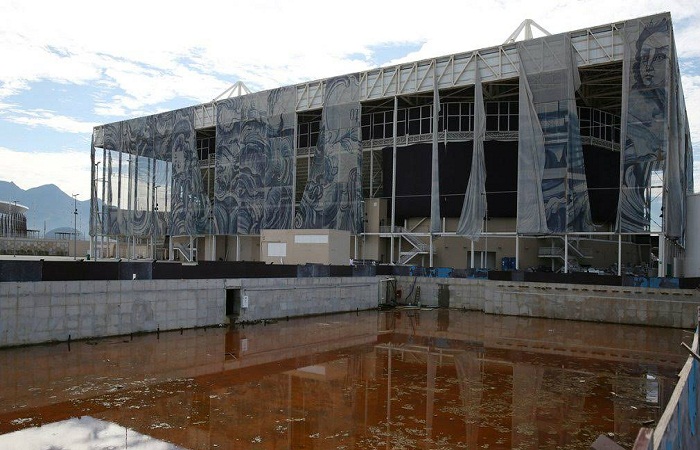 Полный упадок и разруха на стадионе для водных видов спорта (Рио-де-Жанейро).