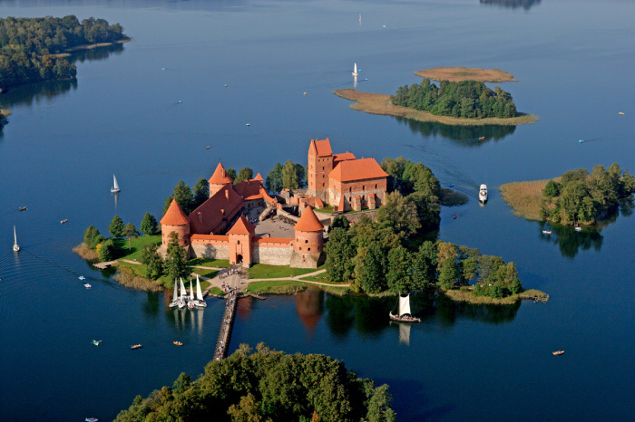 Тракайский замок расположен на одном из самых больших островов озера Гальве. blog.apltravel.ua.