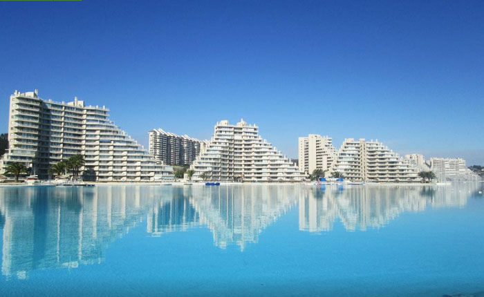 В бассейне курорта San Alfonso del Mar, занимающем площадь более 80 га, помещается 250 млн литров океанической воды (Альгарробо, Чили). | Фото: alojamientoenchile.cl.