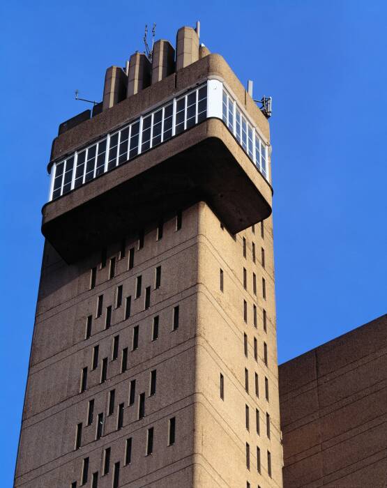 Грозная жилая башня Trellick Tower от деспотичного архитектора Эрне Голдфингер (Лондон, 1972 г.). | Фото: bluesyemre.com.