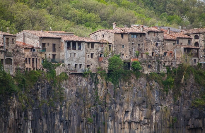 Средневековая архитектура городка тесно переплетается с горным ландшафтом (Castellfollit de la Roca, Испания). | Фото: dmitry-islentev.livejournal.com.