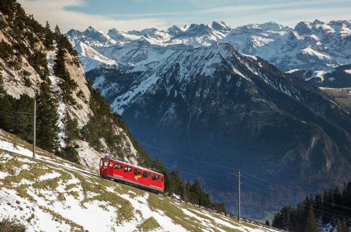 Благодаря особому внедрению в виде зубчатых компонентов, вагоны и целые поезда могут двигаться по крутым склонам (Pilatus, Швейцария). | Фото: swissfamilyfun.com.