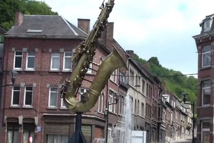 В этом городе впервые увидел мир саксофон (Динан, Бельгия).