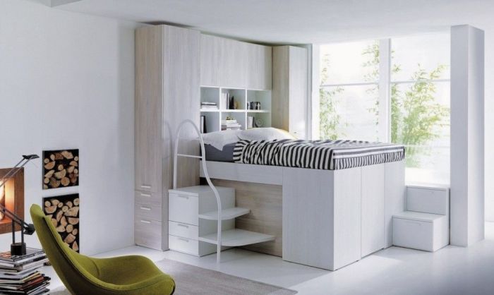 Если позволяет высота комнаты, то можно организовать гардеробную в пространстве под кроватью. | Фото: ar.pinterest.com.