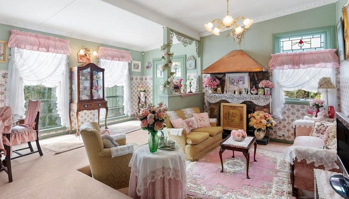 Большую часть мебели и текстиля нужных расцветок было куплено в Америке. | Фото: realestate.com.au.
