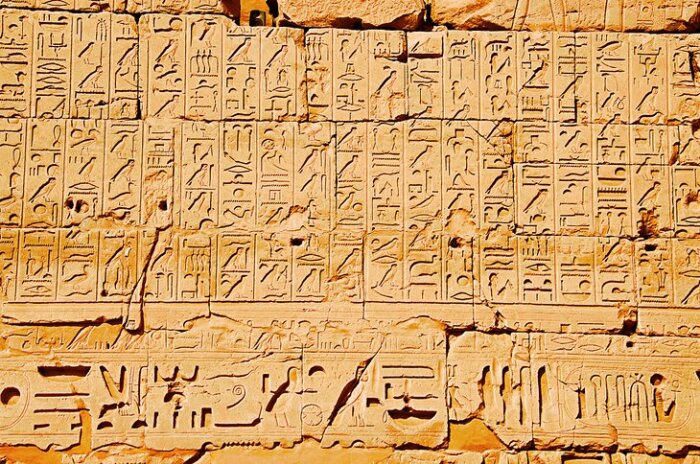 На стенах храма сохранилось много древних надписей, часть которых уже удалось расшифровать (Karnak Temple, Египет). | Фото: thediscoveriesof.com.