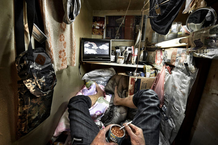 Аренда такого рода «кабинки-гроба» обходиться в 250 дол. в месяц (Гонконг, Китай). | Фото: cameralabs.org/ © Benny Lam.