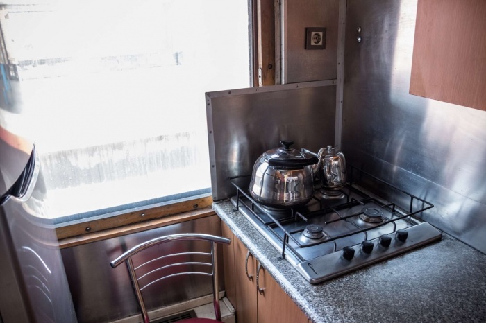 В вагоне есть своя благоустроенная кухня и за счет путешествующих выполнят любой гастрономический каприз («Туран экспресс», гранд-вагон). | Фото: informburo.kz.