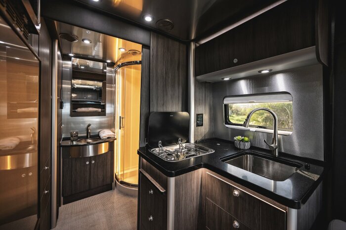 Мини-кухня идеально подходит для приготовления пищи в дороге (2021 Atlas Touring Coach). | Фото: mymodernmet.com.