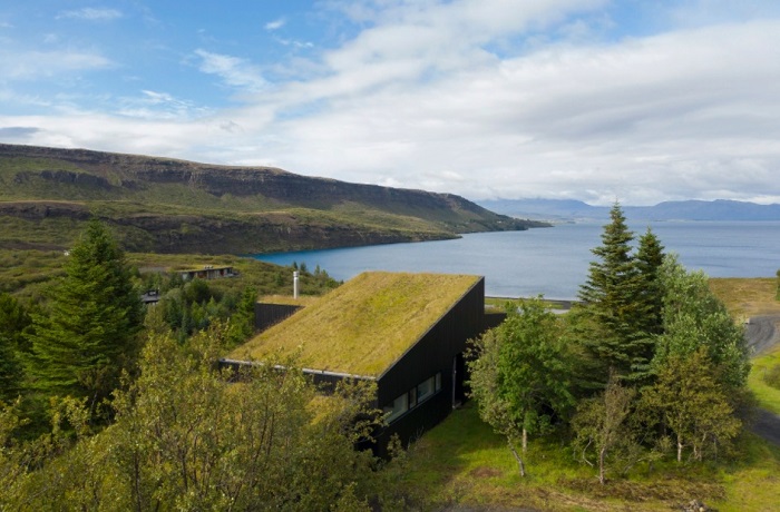 Загородная резиденция Thingvallavatn House расположена среди захватывающей исландской природы. | Фото: avontuura.com.