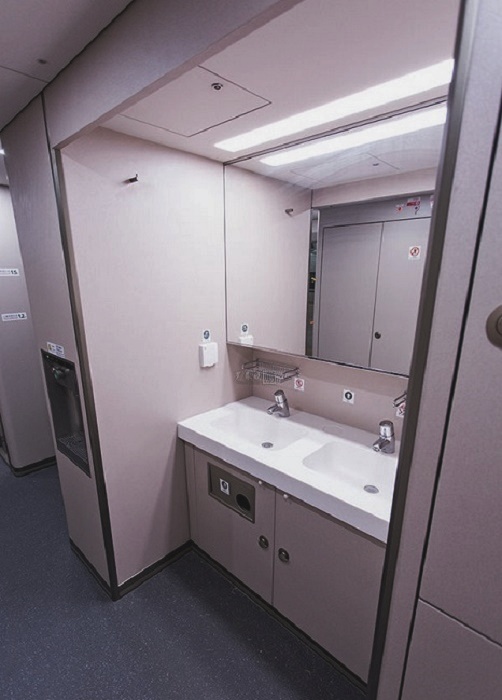 Рукомойник с необходимыми принадлежностями расположен в проходе, а вот туалет спрятан за дверью. | Фото: goodhotels.ru.